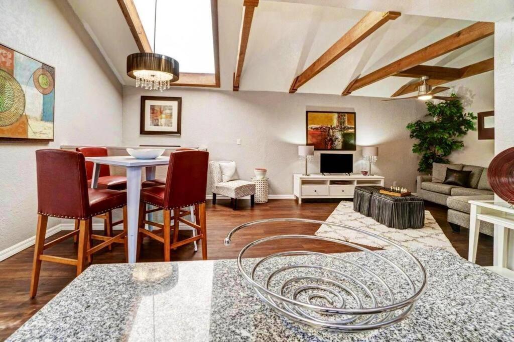 Hidden Couples Loft Retreat In Heights Foodie District Τάμπα Εξωτερικό φωτογραφία