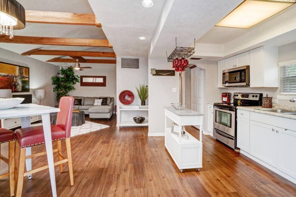 Hidden Couples Loft Retreat In Heights Foodie District Τάμπα Εξωτερικό φωτογραφία